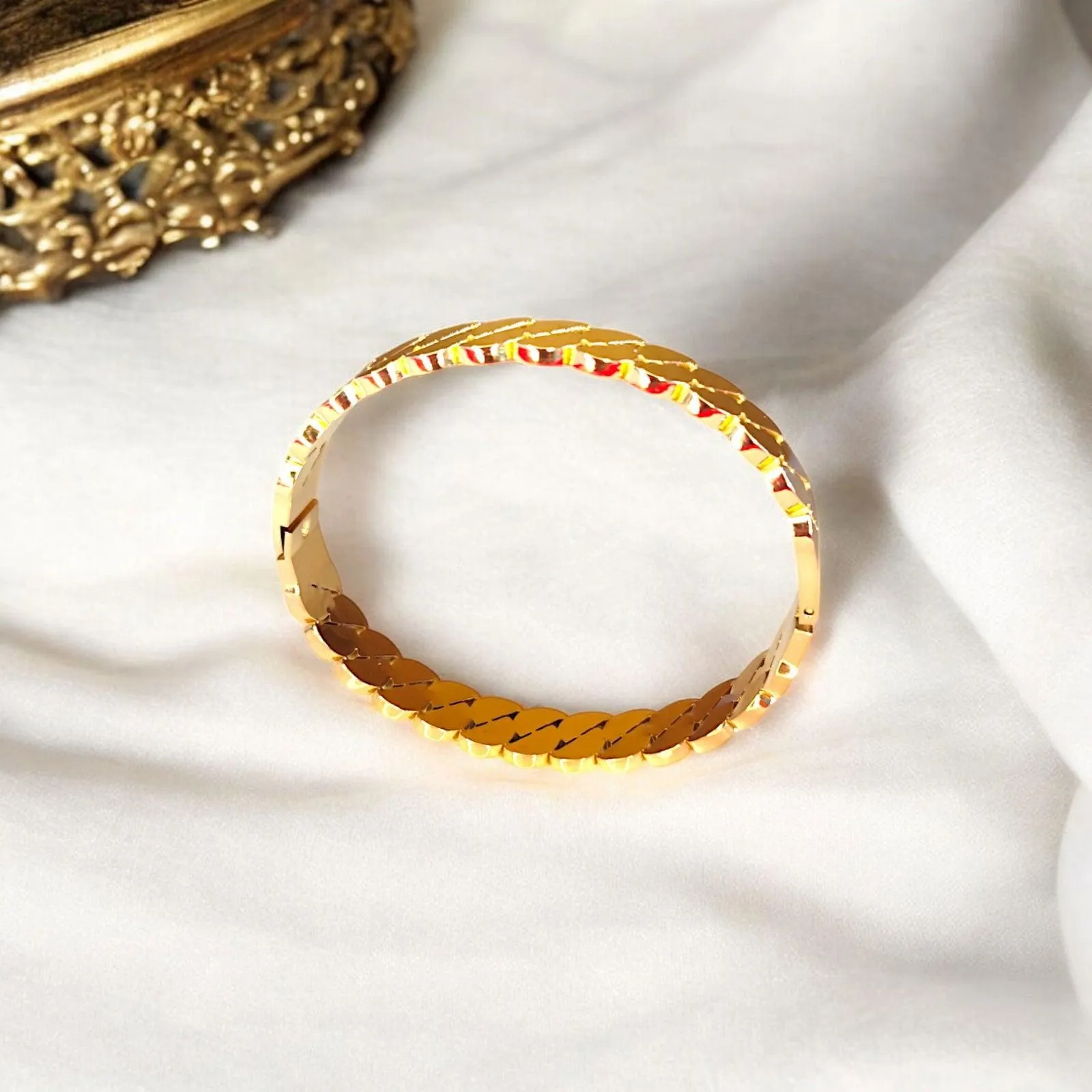 Half Circle String Pattern Gold Bracelet