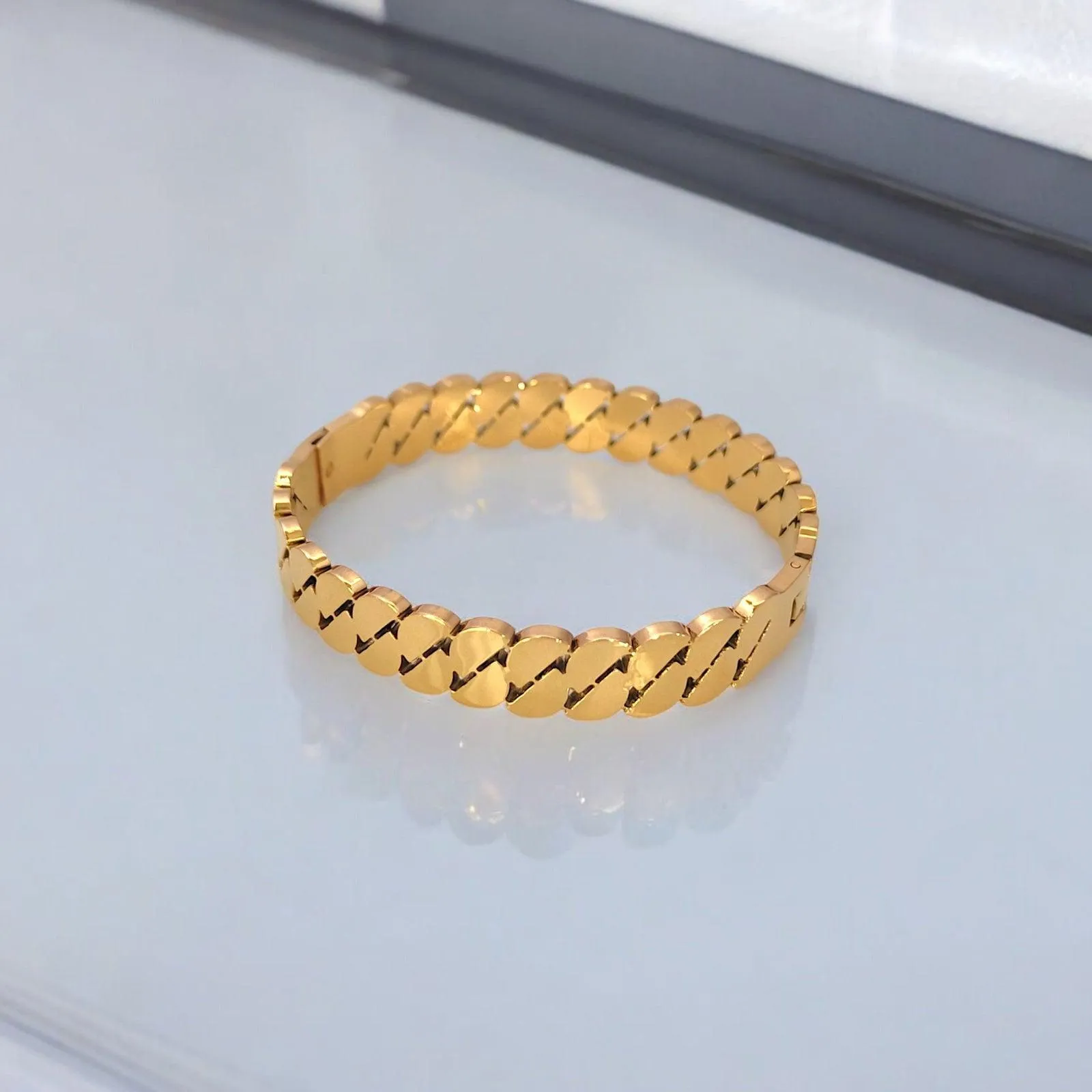 Half Circle String Pattern Gold Bracelet