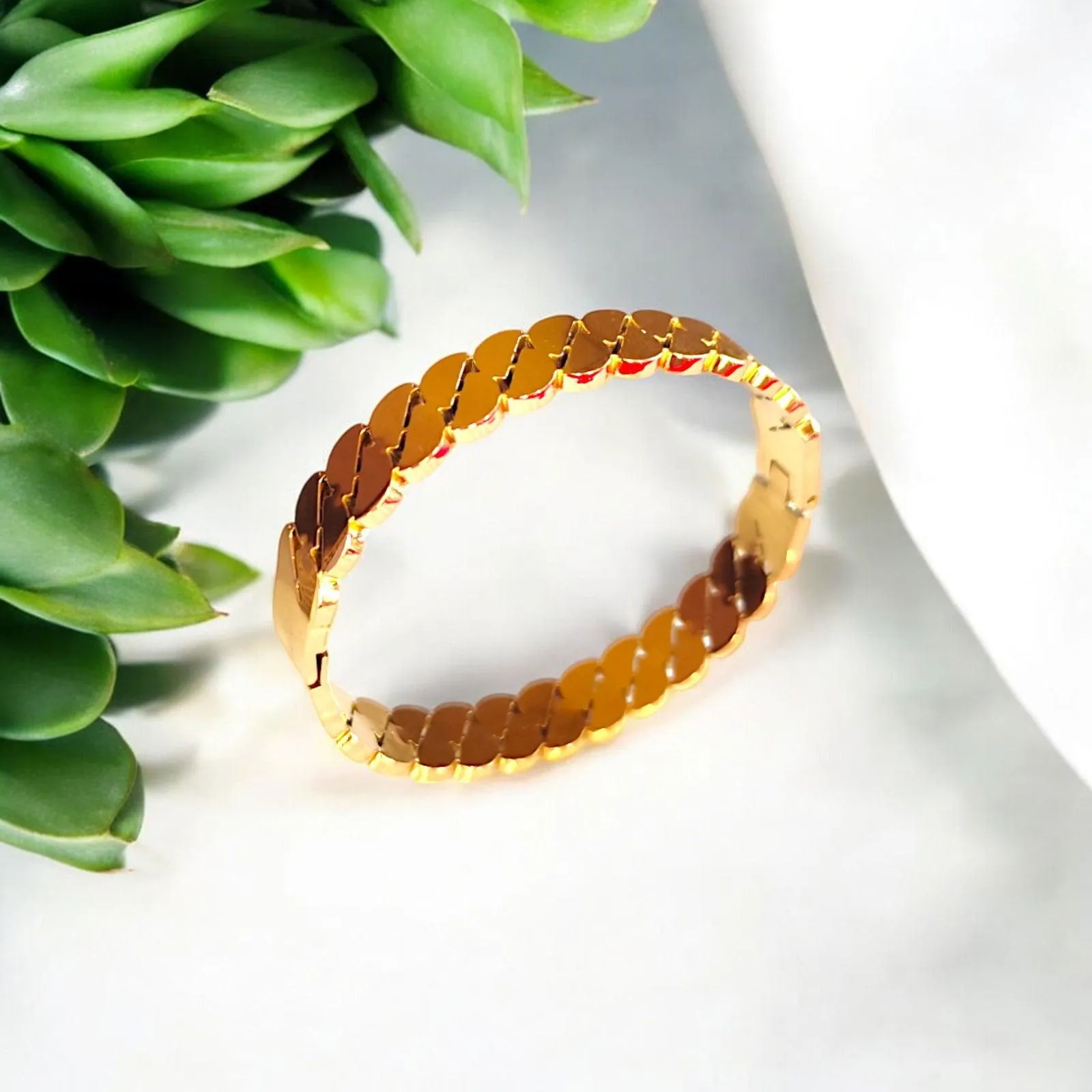 Half Circle String Pattern Gold Bracelet