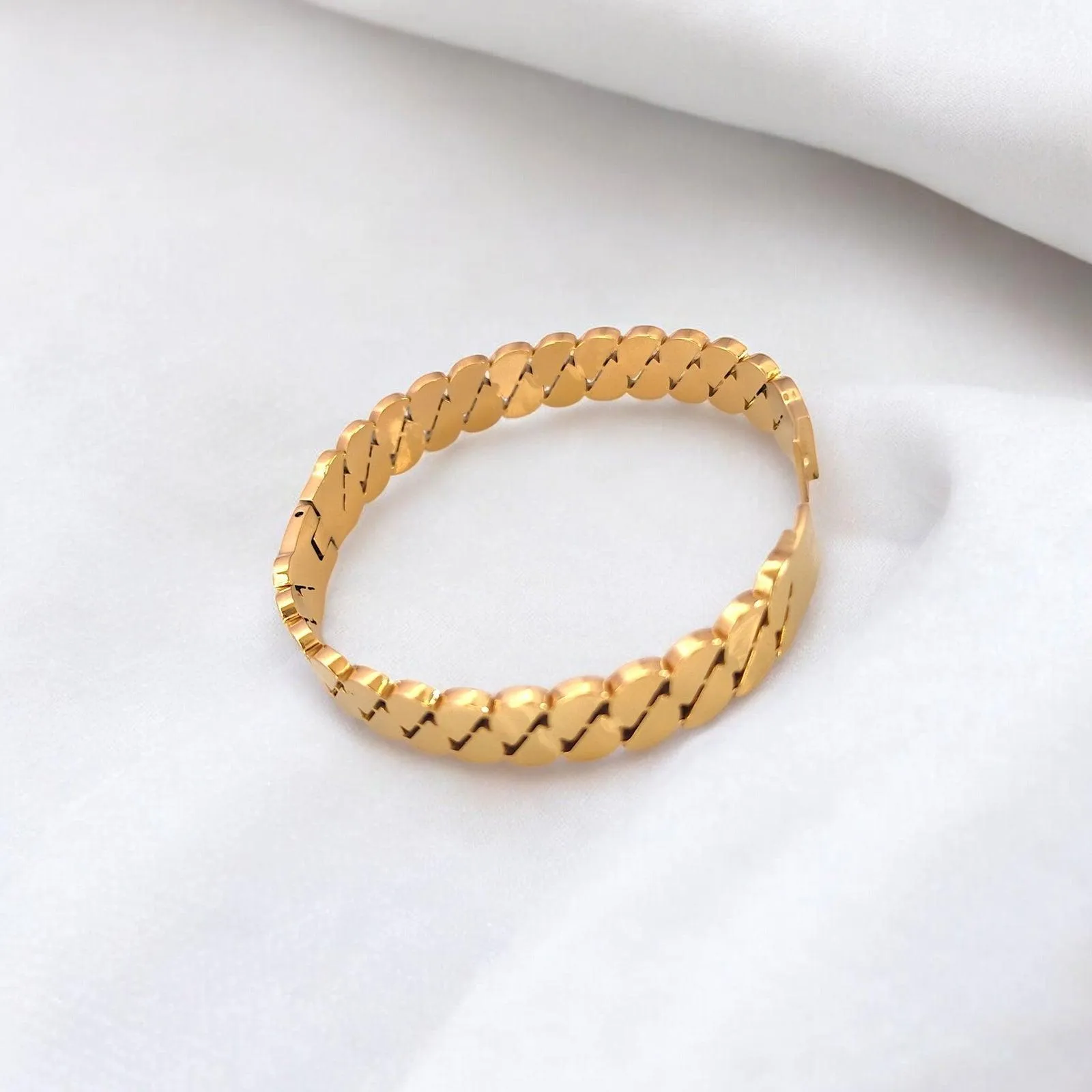 Half Circle String Pattern Gold Bracelet