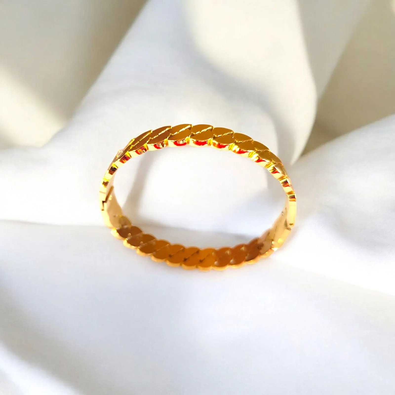 Half Circle String Pattern Gold Bracelet